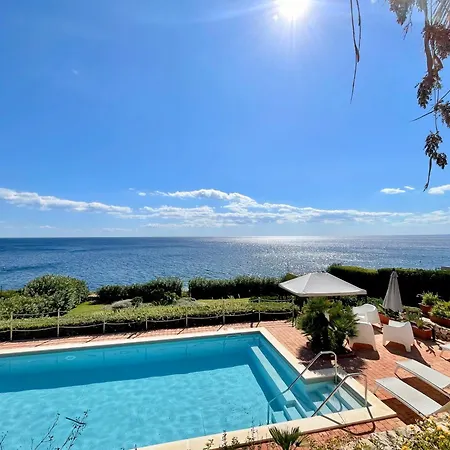 Luce Exclusive Seafront Villa *
